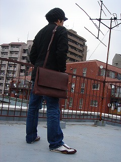 ショルダーバッグ男