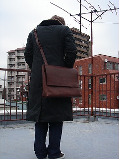 ショルダーバッグ女