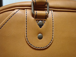 うす茶革に紺ステッチ